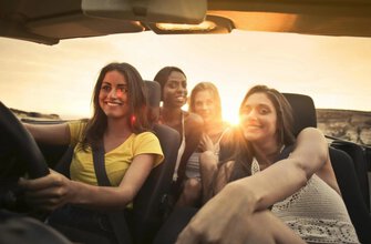 Auto fahren mit Freunden
